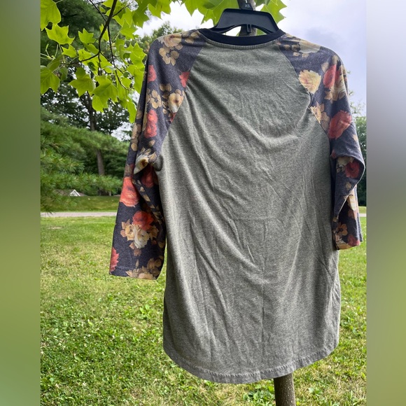 BDG Regular Fit M Crewneck LongSleeve Tee Flowered Sleeves, Soft Green Heather - Picture 8 of 9